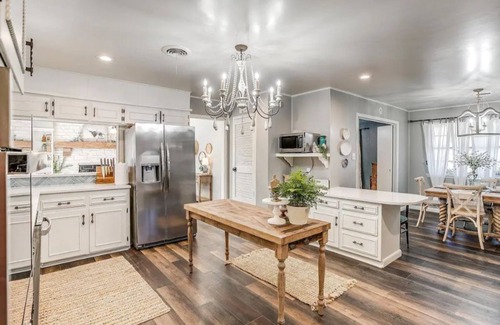 Hico House | Downtown Hico home, just steps away from shopping!