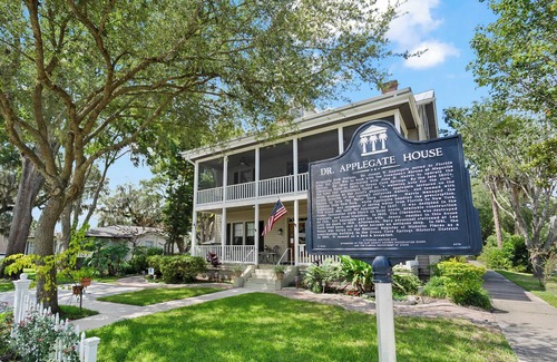 Green Cove Springs House | Downtown Historic Victorian, Steps to Clay Theatre