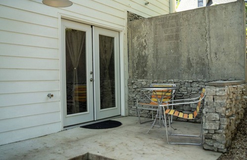 Eureka Springs Historic District Apartment | Downtown Historic Loop Downstairs Queen Free Parking