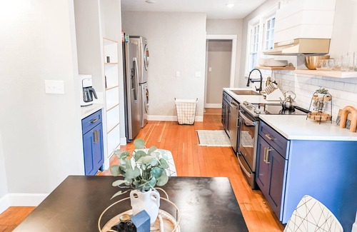 Albany House | Downtown Historic Bungalow- Pet friendly fully fenced backyard
