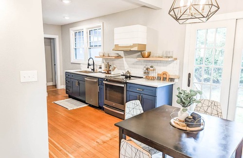 Albany House | Downtown Historic Bungalow- Pet friendly fully fenced backyard