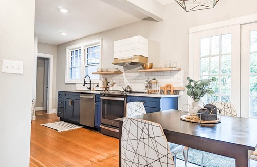 Albany House | Downtown Historic Bungalow- Pet friendly fully fenced backyard