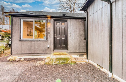 Eugene House | Downtown home base with W/D & deck - walk to University of Oregon & dog-friendly