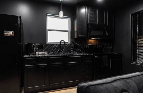 Bristol House | Downtown ~ Hot Tub - Ping Pong - Putting Green - Connect 4 - PAC Man ~