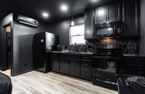 Bristol House | Downtown ~ Hot Tub - Ping Pong - Putting Green - Connect 4 - PAC Man ~