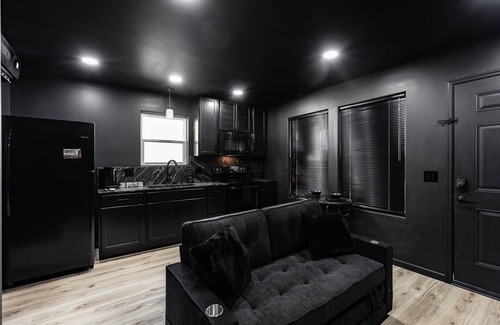 Bristol House | Downtown ~ Hot Tub - Ping Pong - Putting Green - Connect 4 - PAC Man ~