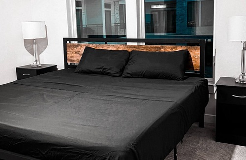 Greenway Plaza-Upper Kirby Apartment | Downtown Houston. 5 mins from World Famous Galleria Mall. Amazing Amenities.