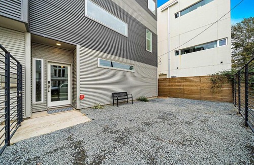 South Central Houston House | Downtown Houston Townhome with Balcony and Yard!
