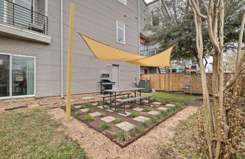 South Central Houston House | Downtown Houston Townhome with Balcony and Yard!