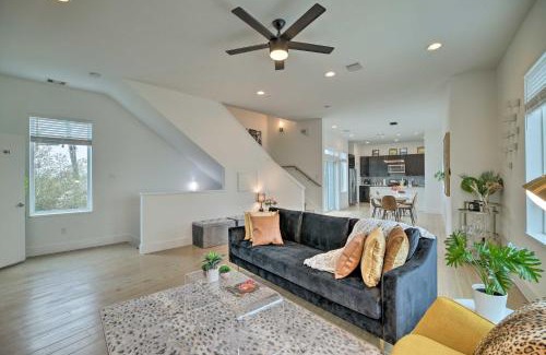 South Central Houston House | Downtown Houston Townhome with Balcony and Yard!
