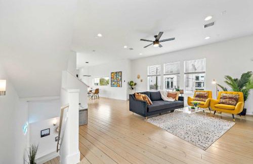 South Central Houston House | Downtown Houston Townhome with Balcony and Yard!