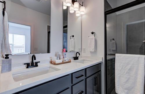 Indianapolis House | Downtown Indy 1 Miles Modern Stylish 3BR Rooftop home Sleeps 6