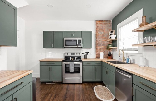 Holy Cross House | Downtown Indy 4BR/2BA Home 1 mile to Bottleworks!