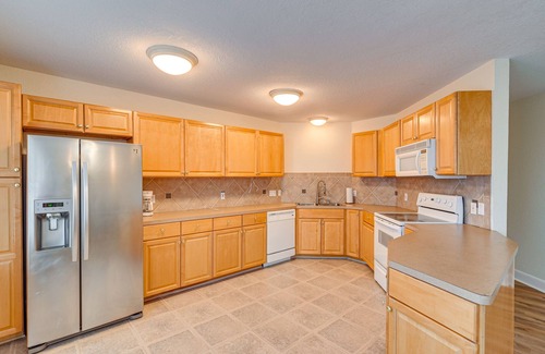 Clear Lake Shores Apartment | Downtown Kemah Rental ~ 3 Blocks to Boardwalk!