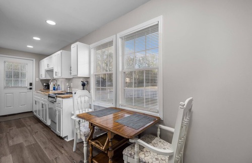 Kimmswick Condo | Downtown Kimmswick~ Studio~ Newly Renovated