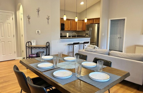 Kennedy King House | Downtown~King Bed~Parking~Balcony~Restaurants~Bars