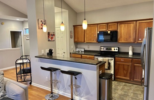 Kennedy King House | Downtown~King Bed~Parking~Balcony~Restaurants~Bars