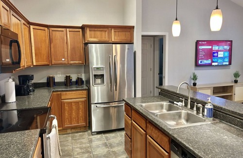 Kennedy King House | Downtown~King Bed~Parking~Balcony~Restaurants~Bars