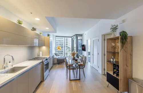 Moorpark House | Downtown LA - Luxe City View High-Rise With Office