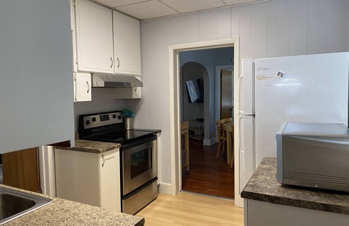 Lakeside House | Downtown Lakeside in Muskegon-by local businesses,10 min to beach, Htub seasonal