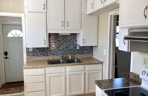 Lakeside House | Downtown Lakeside in Muskegon-by local businesses,10 min to beach, Htub seasonal
