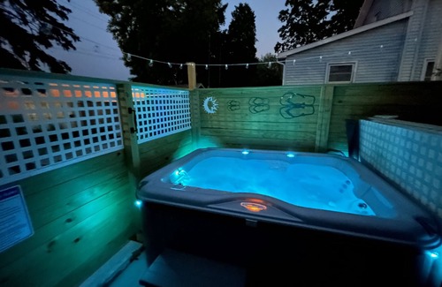 Lakeside House | Downtown Lakeside in Muskegon-by local businesses,10 min to beach, Htub seasonal