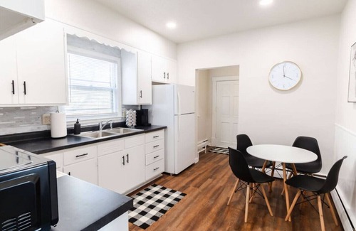 Folsom's Addition Apartment | Downtown Landing | King bed | Pet Friendly