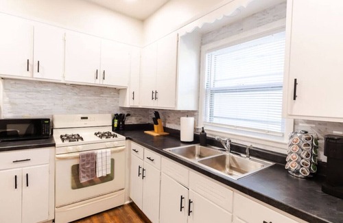 Folsom's Addition Apartment | Downtown Landing | King bed | Pet Friendly