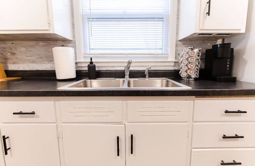 Folsom's Addition Apartment | Downtown Landing | King bed | Pet Friendly