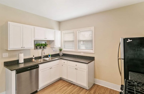 Libertyville Apartment | Downtown Libertyville Apt Near Naval Base