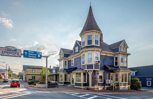 Queens Apartment | Downtown Liverpool elegant suite, antiques, wood floors, in historic Queen Anne