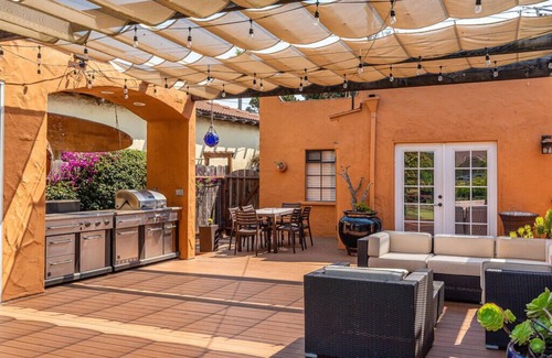 Morro Bay House | Downtown location with putting green