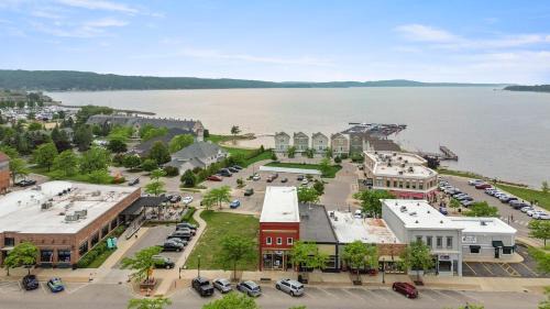 Boyne City House | Downtown Loft 45 Slip Walk To Lake & Dining