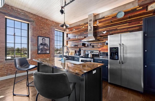 Perryville Apartment | Downtown Loft Amazing Bath Tub & Shower #9