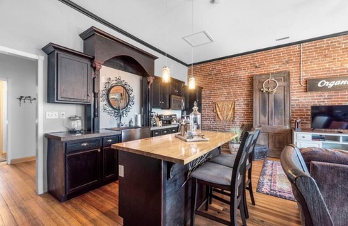 Perryville Apartment | Downtown Loft Amazing Bath Tub & Shower #9