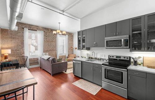 Historic District - North Apartment | Downtown Loft- Steps away from Plant Riverside!