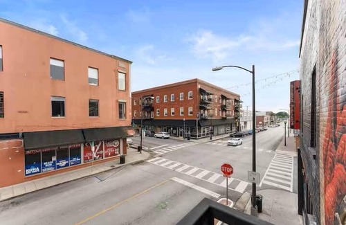 Springfield Apartment | Downtown Loft! Walk to Everything!