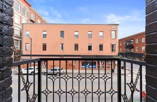 Springfield Apartment | Downtown Loft! Walk to Everything!