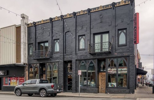 Springfield Apartment | Downtown Loft! Walk to Everything!