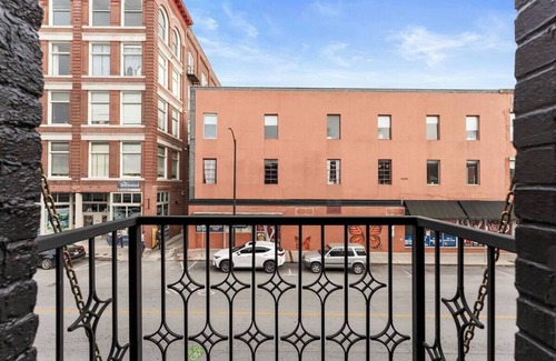 Downtown Springfield Apartment | Downtown Loft! Walk to Everything