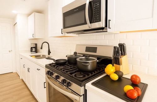 Globe Apartment | Downtown Loft, Wi-Fi, Pet Friendly, Walk to Cafes, Remote Work Ready, Laundry