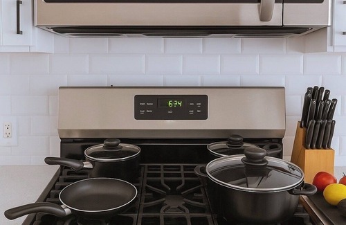 Globe Apartment | Downtown Loft, Wi-Fi, Pet Friendly, Walk to Cafes, Remote Work Ready, Laundry