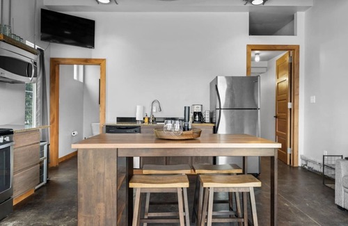 Butte House | Downtown Loft with Garage for Bikes/Car