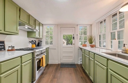 Loveland House | Downtown Loveland Bungalow, charming, historic 2BR recently remodeled gem. nn