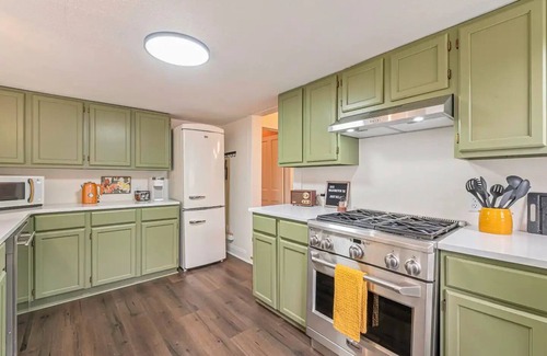 Loveland House | Downtown Loveland Bungalow, charming, historic 2BR recently remodeled gem. nn