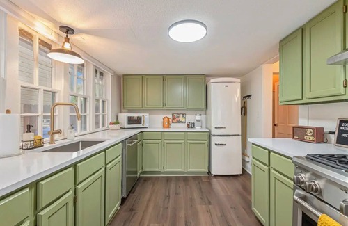 Loveland House | Downtown Loveland Bungalow, charming, historic 2BR recently remodeled gem. nn