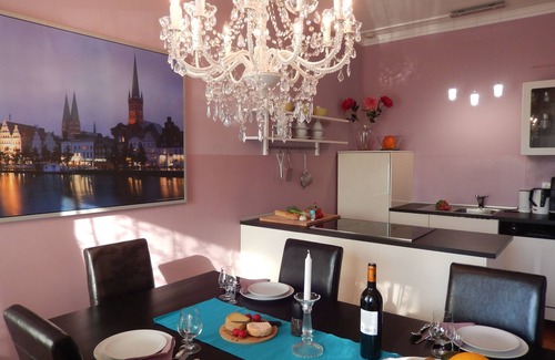 Lubeck City Centre Apartment | Downtown, Lübeck, ground floor, turn of the century, old town, fireplace, WiFi, parking lot