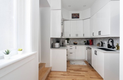 Plateau Mont Royal Condo | Downtown Luxe: Metro, King Bed, Parking, Sleeps 6