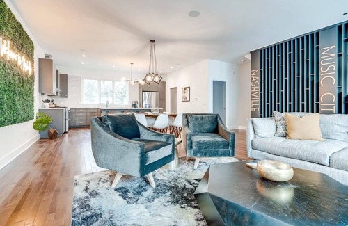 North Nashville House | Downtown Luxury - 10 Beds Free Parking