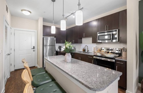 Courier City - Oscawana Apartment | Downtown Luxury APT | Pool | Gym | FREE parking B